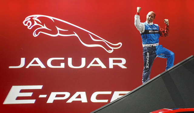 「E-PACE」のワールドプレミアでは、270度回転しながら15.3メートルをジャンプする「バレル ロール」を披露。このデモンストレーションは、同時にギネス世界記録も樹立した。