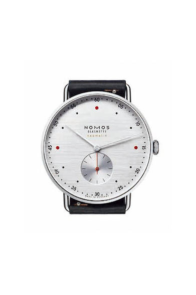 <strong>メトロ ネオマティック 39 シルバーカット</strong><br><br>  Ref.｜ MT130014SC239<br> ムーブメント｜自動巻き（DUW3001）<br> ケース素材｜SS<br> ケース径｜38.5mm<br> ストラップ素材｜シェルコードバン／ブラック<br> 文字盤｜シルバーカット<br> 防水｜5ATM<br> 価格｜48万円（税別<br> 原産国｜ドイツ<br>