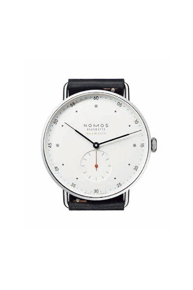 <strong>メトロ ネオマティック 39 ホワイト</strong><br><br>  Ref.｜ MT130014W239<br> ムーブメント｜自動巻き（DUW3001）<br> ケース素材｜SS <br> ケース径｜38.5mm<br> ストラップ素材｜シェルコードバン／ブラック<br> 文字盤｜ホワイトシルバー<br> 防水｜5ATM<br> 価格｜47万円（税別）<br> 原産国｜ドイツ<br>