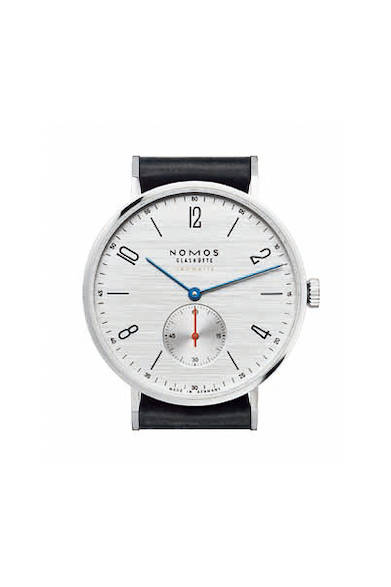 <strong>タンジェント ネオマティック 39 シルバーカット</strong><br><br>  Ref.｜TN130013SC239<br> ムーブメント｜自動巻き（DUW3001）<br> ケース素材｜SS <br> ケース径｜38.5mm<br> ストラップ素材｜シェルコードバン／ブラック<br> 文字盤｜シルバーカット<br> 防水｜5ATM<br> 価格｜44万円（税別） <br> 原産国｜ドイツ<br>