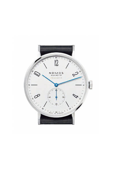 <strong>タンジェント ネオマティック 39 ホワイト</strong><br><br>  Ref.｜TN130013W239<br> ムーブメント｜自動巻き（DUW3001）<br> ケース素材｜SS<br> ケース径｜38.5mm<br> ストラップ素材｜シェルコードバン／ブラック<br> 文字盤｜ホワトシルバー<br> 防水｜5ATM<br> 価格｜43万円（税別）<br> 原産国｜ドイツ<br>