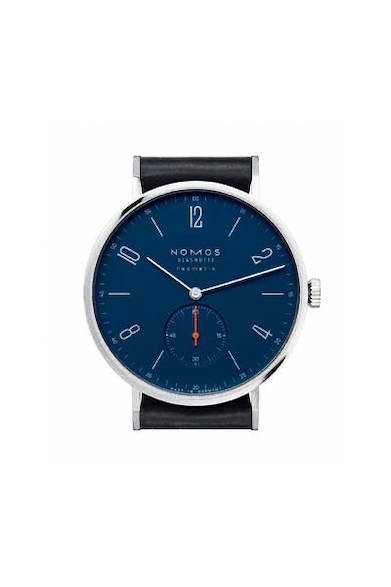 <strong>タンジェント ネオマティック 39 ミッドナイトブルー</strong><br><br>  Ref.｜TN130013BL239<br> ムーブメント｜自動巻き（DUW3001）<br> ケース素材｜SS<br> ケース径｜38.5mm<br> ストラップ素材｜シェルコードバン／ブラック<br> 文字盤｜ミッドナイトブルー<br> 防水｜5ATM<br> 価格｜44万円（税別）<br> 原産国｜ドイツ<br>