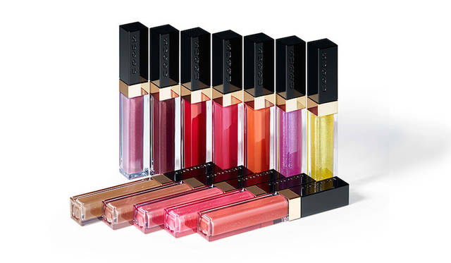 <strong>SUQQU フロウレス リップ グロス</strong> <BR>大人に似合う艶と色が揃った初登場のカラーグロスは、べたつきが少なく、みずみずしくなめらかな仕上がりで、ふっくらとした立体感と透明感を実現。色にごりや白みの少ない澄みきった湖面のような、清らかな“品艶（ひんつや）”で唇を彩るクリアな発色の全12色は、「飴茶」「赤蜜」「艶葡萄」などブランドらしい和の名前がつけられて洗練された大人のイメージを際立たせる。  <BR>新色10色/限定色2色 各3500円（税抜）<BR>発売日｜1月19日（金）