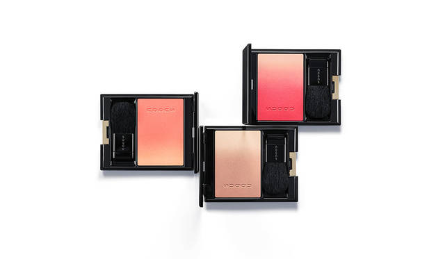 <strong>SUQQU ピュア カラー ブラッシュ</strong><BR>肌なじみの良さに定評があるグラデーションチークから、春の頬にぴったりな、柔らかな発色の新色2色と限定色1色が加わる。新色はあらゆる肌色とメイクに合うアプリコットオレンジ×コーラルと、スタイリッシュで洗練された印象のライトブラウン×シアーベージュ。限定色のソフトレッド×クリーミーピンクは、甘すぎず大人の愛らしさがある血色チークに。肌の内側からにじむようなニュアンスを与えてくれる。<BR>新色2色/限定色1色 各5500円（税抜）<BR>発売日｜1月19日（金）