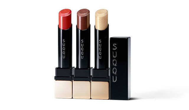 <strong>SUQQU エクストラ グロウ リップスティック</strong><BR>唇と一体化するなめらかな使用感のリップスティックに新色2色と限定色1色が登場。肌の美しさと血色を引き立てるみずみずしいトマトレッドと、ひと塗りで洗練された印象を与える肌なじみの良いディープブラウンは、どちらも主張ある重めの色に映るが、テクスチャーが軽やかなので使いやすい。また、限定色のスパークリングゴールドは、そのままでもほかのリップカラーに重ねてもOK。<BR>新色2色/限定色1色　各4000円（税抜）<BR>発売日｜1月19日（金）