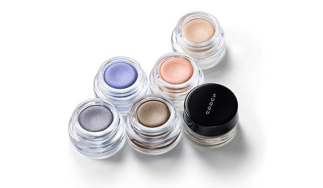 <strong>SUQQU ディープ ニュアンス アイズ</strong><BR>光を操りながら立体感のある目元を演出するクリームシャドウ「ディープ ニュアンス アイズ」5色が限定アイテムとして登場。すべて繊細な輝きとシアーな発色で、単色でも美しいグラデーションが叶う。ベースやハイライトとしても使用可能なプラチナベージュや、桜の花びらのようなはかなげで繊細なシャイニーピンクなど、春らしいクリアな色と輝きのカラーバリエーション。<BR>限定色5色　各3500円（税抜）<BR>発売日｜1月19日（金）