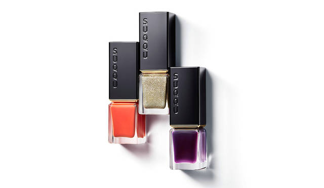 <strong>SUQQU ネイル カラー ポリッシュ</strong><BR>春らしく指先を彩り、目を惹きつける鮮やかな色、透明感、輝きにこだわった限定3色が登場する。太陽の明るさと鮮やかさを感じさせる、赤みのあるヘルシーなブライトオレンジ、月のかけらを散りばめたような、繊細でまばゆい輝きのクラッシュゴールド、みずみずしく透明感のある、新鮮な果実のようなクリアグレープ。どのカラーも大人の手肌に美しくなじむ上品な色味と質感にこだわっている。<BR>限定色3色　各2500円（税抜）<BR>発売日｜1月19日（金）