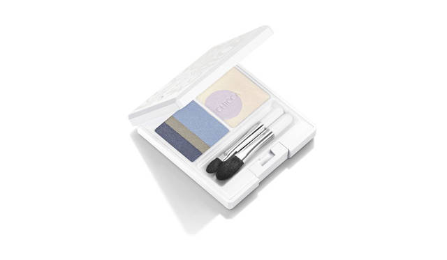 <strong>キッカ フローレスグロウ リッドテクスチャー アイシャドウ</strong><BR>素肌のような質感と、色めく艶のグラデーションで印象的な目元を作るアイシャドウ。しっとりとうるおったような艶のライトカラーと、立体感をもたらすシェードカラーのグラデーションが、まぶたに溶け込みながらハリ感を強調する。<BR>全3色（内限定2種）<BR>価格｜5500円（税抜）