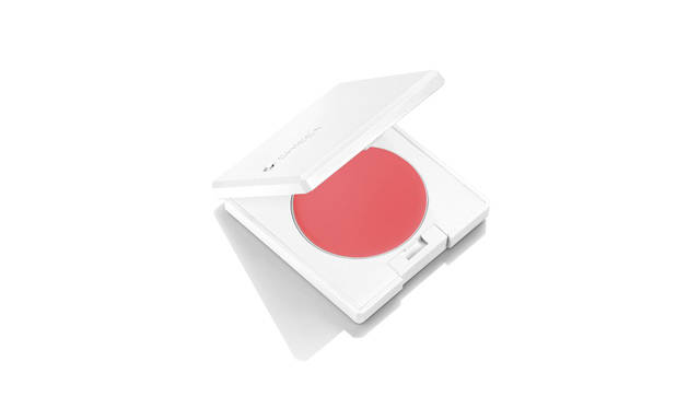 <strong>キッカ フローレスグロウ フラッシュブラッシュ</strong><BR>素肌に溶け込んで体温を演出する、澄んだ発色の薄膜クリームチークは、ファンデーションで仕上げた艶肌に“生命感”をプラス。薄膜の仕上がりで素肌になじみ、クリアな発色で透明感を導く。<BR>全1色<BR>価格｜3000円（税抜）<BR>【ケース】<BR>全1種<BR>価格｜2000円（税抜）