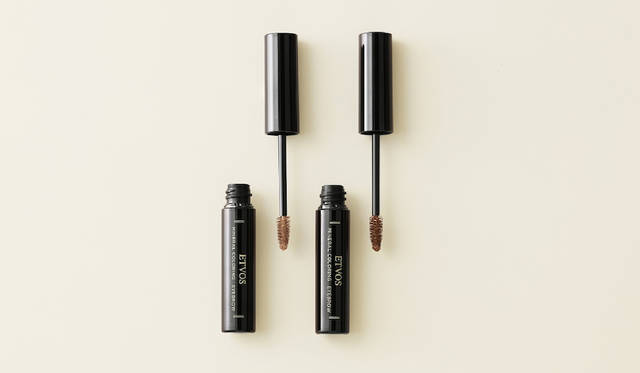 <strong>ミネラルカラーリングアイブロウ</strong><BR>ミネラルの発色で彩られた、高発色が続くアイブロウマスカラ。髪色に合わせて理想の眉色に簡単チェンジ。整肌成分が、肌荒れしやすい眉の地肌を守り、美容保湿成分が眉毛に潤いを与え、すこやかな眉を保つ。<BR>全2色　2500円（税抜）<BR>発売｜1月25日（木）