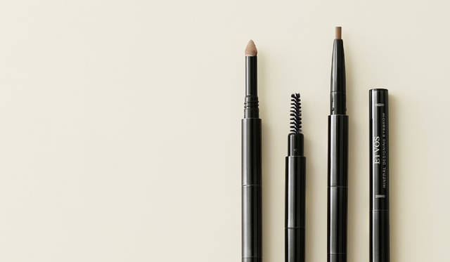 <strong>ミネラルデザイニングアイブロウ</strong><br>ペンシル・パウダー・ブラシが1本になった3 in 1タイプ。眉に吹き出物ができるというお悩みをケアする整肌成分と保湿成分を配合し、肌荒れを防いで肌をすこやかに保つ。<br>全2色　3500円（税抜）<br>発売｜1月25日（木）
