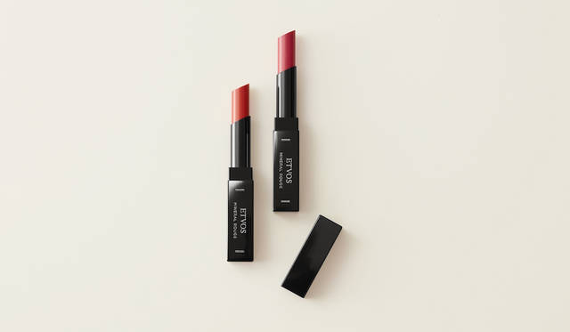 <strong>ミネラルルージュ</strong><BR>デリケートな唇をすこやかに整え、ふっくらしたハリ感を作り出すミネラルルージュのシリーズに、ビタミンカラーの新色2色が登場。ミネラルと天然色素だけで艶やかな発色を実現し、唇の潤いを保ち、美しい艶とハリを与える。<BR>新色2色（全10色）　3000円（税抜）<BR>発売｜1月25日（木）