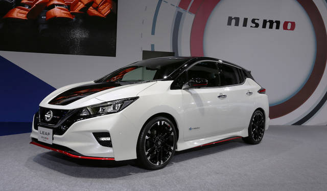 <strong>Nissan Leaf NISMO Concept｜日産リーフ ニスモ コンセプト</strong><br> 日産自動車のブースに置かれたリーフ ニスモ コンセプトは車名のとおり同社のためにモータースポーツ活動など行うニスモがトルクなどを上げた電気自動車リーフで、電気自動車には楽しさもあるというマニフェストといえる