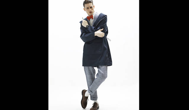 アノラック 5万4000円（A.P.C.）、ジャケット 6万8000円、シャツ 3万6000円パンツ 3万8000円（以上メゾン キツネ）、シューズ 31万円（ジェイエムウエストン）、その他スタイリスト私物<BR><BR><strong>コンクエスト V.H.P.</strong><br>  Ref.｜L3.716.2.66.6<br> ムーブメント｜高精度クオーツ（Cal.L288.2）<br> 精度｜年差±5秒<br> 機能｜長寿命バッテリー、パーペチュアルカレンダー、スマートクラウン（※時差修正時、リューズを勢い良く回すと、針を一時間分スムーズに送ることができる）<br> ケース及びブレスレット素材｜PVD加工を施したSS<br> ケース径｜41mm<br> 防水｜5気圧<br> 価格｜15万9000円(税別)<br>