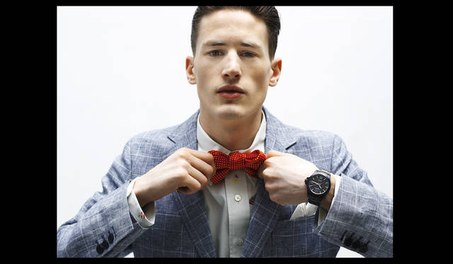 ジャケット 6万8000円、シャツ 3万6000円（ともにメゾン キツネ）、その他スタイリスト私物<BR><BR><strong>コンクエスト V.H.P.</strong><br> Ref.｜L3.716.2.66.6<br> ムーブメント｜高精度クオーツ（Cal.L288.2）<br> 精度｜年差±5秒<br> 機能｜長寿命バッテリー、パーペチュアルカレンダー、スマートクラウン（※時差修正時、リューズを勢い良く回すと、針を一時間分スムーズに送ることができる）<br> ケース及びブレスレット素材｜PVD加工を施したSS<br> ケース径｜41mm<br> 防水｜5気圧<br> 価格｜15万9000円(税別)<br>