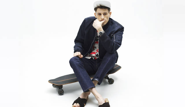 MA-1 8万1000円（ラグ & ボーン）、ジーンズ 3万円（マインデニム）、シャツ 3万6000円、キャップ 1万3000円（ともにメゾン キツネ）、その他スタイリスト私物<br><br><strong>コンクエスト V.H.P.</strong><br>  Ref.｜L3.716.4.56.6<br> ムーブメント｜高精度クオーツ（Cal.L288.2）<br> 精度｜年差±5秒<br> 機能｜長寿命バッテリー、パーペチュアルカレンダー、スマートクラウン（※時差修正時、リューズを勢い良く回すと、針を一時間分スムーズに送ることができる）<br> ケース及びブレスレット素材｜SS<br> ケース径｜41mm<br> 防水｜5気圧<br> 価格｜12万1000円(税別)<br> 