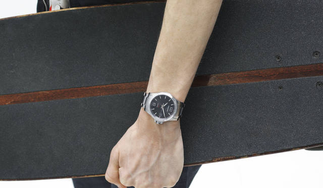 MA-1 8万1000円（ラグ & ボーン）、ジーンズ 3万円（マインデニム）、シャツ 3万6000円、キャップ 1万3000円（ともにメゾン キツネ）、その他スタイリスト私物<br><br><strong>コンクエスト V.H.P.</strong><br> Ref.｜L3.716.4.56.6<br> ムーブメント｜高精度クオーツ（Cal.L288.2）<br> 精度｜年差±5秒<br> 機能｜長寿命バッテリー、パーペチュアルカレンダー、スマートクラウン（※時差修正時、リューズを勢い良く回すと、針を一時間分スムーズに送ることができる）<br> ケース及びブレスレット素材｜SS<br> ケース径｜41mm<br> 防水｜5気圧<br> 価格｜12万1000円(税別)<br> 