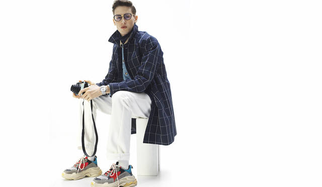 ジーンズ 5万円（モンクレール）、デニムジャケット 3万6000円、コート 6万4000円 （以上A.P.C.）、その他スタイリスト私物<BR><BR><strong>コンクエスト V.H.P.</strong><br>  Ref.｜L3.716.4.76.6<br> ムーブメント｜高精度クオーツ（Cal.L288.2）<br> 精度｜年差±5秒<br> 機能｜長寿命バッテリー、パーペチュアルカレンダー、スマートクラウン（※時差修正時、リューズを勢い良く回すと、針を一時間分スムーズに送ることができる）<br> ケース及びブレスレット素材｜SS<br> ケース径｜41mm<br> 防水｜5気圧<br> 価格｜12万1000円(税別)<br> 