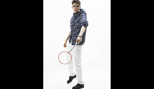 ジーンズ 5万円、ブルゾン 19万7000円（ともにモンクレール）、シューズ 11万円（ジェイエムウエストン）、その他スタイリスト私物<BR><BR><strong>コンクエスト V.H.P.</strong><br> Ref.｜L3.716.4.76.6<br> ムーブメント｜高精度クオーツ（Cal.L288.2）<br> 精度｜年差±5秒<br> 機能｜長寿命バッテリー、パーペチュアルカレンダー、スマートクラウン（※時差修正時、リューズを勢い良く回すと、針を一時間分スムーズに送ることができる）<br> ケース及びブレスレット素材｜SS<br> ケース径｜41mm<br> 防水｜5気圧<br> 価格｜12万1000円(税別)<br> 