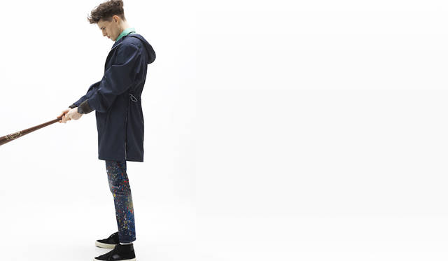 アノラック 5万4000円、シャツ 1万8000円、セーター 3万8000円、ジーンズ 5万円（以上A.P.C.）その他スタイリスト私物<BR><BR><strong>コンクエスト V.H.P.</strong><br>  Ref.｜L3.716.2.66.6<br> ムーブメント｜高精度クオーツ（Cal.L288.2）<br> 精度｜年差±5秒<br> 機能｜長寿命バッテリー、パーペチュアルカレンダー、スマートクラウン（※時差修正時、リューズを勢い良く回すと、針を一時間分スムーズに送ることができる）<br> ケース及びブレスレット素材｜PVD加工を施したSS<br> ケース径｜41mm<br> 防水｜5気圧<br> 価格｜15万9000円(税別)<br>