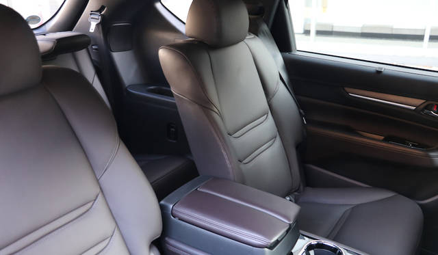 センターアームレストを備えて2列めシートの快適性を高めた最上級グレードのL Package（レザーシート仕様）