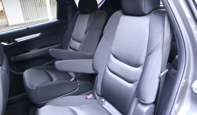 Proactive（プロアクティブ）はセンターウォークスルーの2列めシートを備えた6人乗り