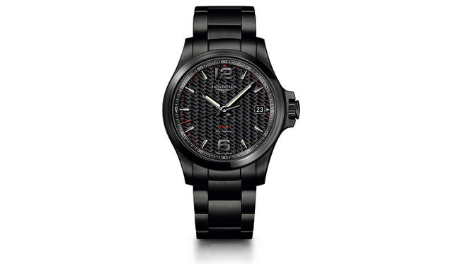 <strong>コンクエスト V.H.P.</strong><br><br>Ref.｜L3.716.2.66.6<br>ムーブメント｜高精度クオーツ（Cal.L288.2）<br>精度｜年差±5秒<br>機能｜長寿命バッテリー、パーペチュアルカレンダー、スマートクラウン（※時差修正時、リューズを勢い良く回すと、針を一時間分スムーズに送ることができる）<br>ケース及びブレスレット素材｜PVD加工を施したSS<br>ケース径｜41mm<br>防水｜5気圧<br>価格｜15万9000円(税別)<br>