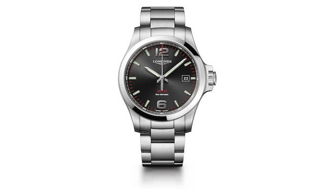 <strong>コンクエスト V.H.P.</strong><br><br>Ref.｜L3.716.4.56.6<br>ムーブメント｜高精度クオーツ（Cal.L288.2）<br>精度｜年差±5秒<br>機能｜長寿命バッテリー、パーペチュアルカレンダー、スマートクラウン（※時差修正時、リューズを勢い良く回すと、針を一時間分スムーズに送ることができる）<br>ケース及びブレスレット素材｜SS<br>ケース径｜41mm<br>防水｜5気圧<br>価格｜12万1000円(税別)