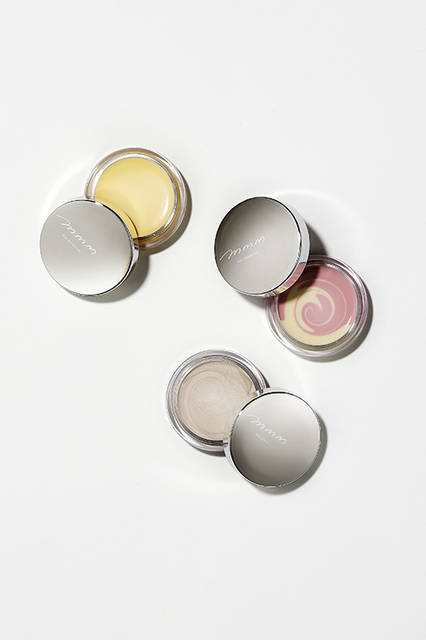 <strong>ムー スキンプロテクター（保湿バーム）</strong><BR>ベースメイクと合わせることで、透明な艶がみずみずしい光沢感を与える。ハチミツやオーガニックのカカオバターが肌の潤いを守り、顔全体や唇、体の保湿バームとしても使える。心を和ませる、ほのかに甘い安らかな香り。<BR>容量｜8g<BR>価格｜3000円（税抜）<BR><BR><strong>ムー スキンスムーザー（メイクベース）</strong><BR>自然由来の成分だけで毛穴をオフ。毛穴や凸凹、小じわをぼかし、サラサラに仕上げる。オーガニックのカカオバターが肌の潤いを守り、乾燥させることなくつるんとした陶器肌へ。幸せな気持ちになる、みずみずしくフェミニンな香り。<BR>容量｜9g<BR>価格｜3200円（税抜）<BR><BR><strong>ムー スキングロウ（ハイライトフェイスカラー）</strong><BR>ベースやポイントハイライトとして、イキイキとした輝きをプラス。繊細なパールがナチュラルに内側から発光しているような肌を作る。オーガニックのカカオバターが肌の潤いを守り、乾燥を防ぐ。純白の花に包まれたような、優しく優雅な香り。<BR>容量｜9g<BR>価格｜3200円（税抜）<BR>