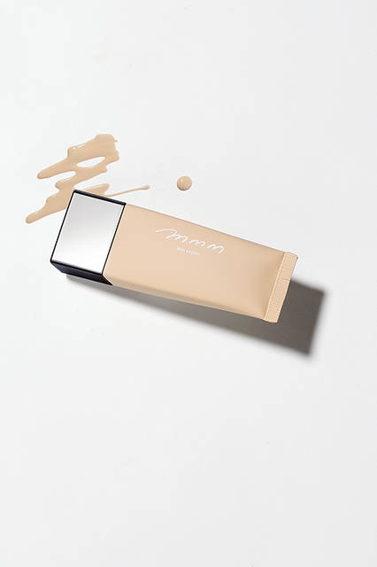 <strong>ムー スキンエクスパート（クリームフェイスカラー）全1色</strong><BR>全ての肌色になじみ、ナチュラルに美しく仕上げるマルチプルクリーム。絶妙な透け感のベージュカラーが、色むらやくすみをカモフラージュ。オーガニックのエーデルワイスエキスが肌の潤いを守る。<BR>SPF50 PA＋＋＋<BR>容量｜25g<BR>価格｜2700円（税抜）