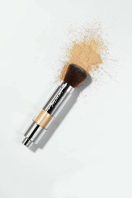 <strong>ムー スキンエクスパートパウダー（フェイスパウダー）全1色</strong><BR>全ての肌色になじみ、ナチュラルに美しく仕上げるマルチプルパウダー。絶妙な透け感のベージュカラーが、色むらやくすみをカモフラージュ。ふわりと軽い着け心地で透明感のある肌へ。オーガニックのエーデルワイスエキスが肌の潤いを守り、乾燥を防ぐ。ノック式ブラシでストレスフリーな使い心地。<BR>容量｜5g<BR>価格｜3800円（税抜）