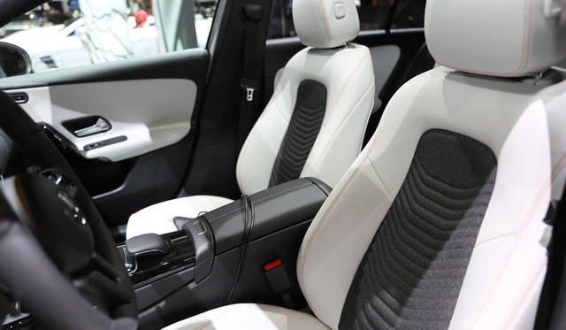 見た目ばかりでなく座り心地もよいフロントシート