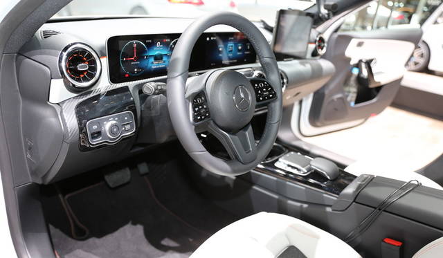 大きなタッチスクリーン式モニターに、上級モデルを思わせるタービン型エアアウトレット