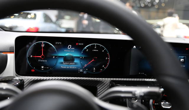 大型モニターは左右で機能がわかれているが表示をカスタマイズできる余地が大きい