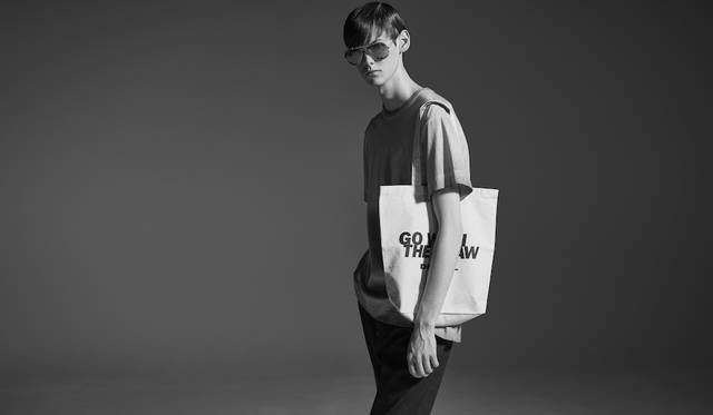 「褪せたような風合いが特徴のオレンジTをリジッドデニムでカジュアルに。ティアドロップサングラスでどことなく70'sのムード。ミュージシャンの追っかけジャーナリストのような出で立ちです」Tシャツ1万3800円、デニムパンツ2万7000円（ともにディーゼル ブラック ゴールド）その他スタイリスト私物