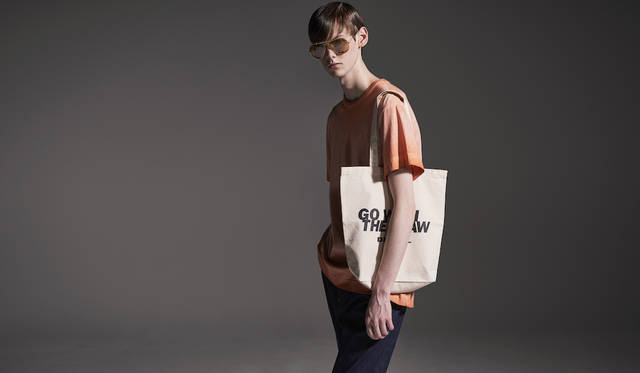 「褪せたような風合いが特徴のオレンジTをリジッドデニムでカジュアルに。ティアドロップサングラスでどことなく70'sのムード。ミュージシャンの追っかけジャーナリストのような出で立ちです」Tシャツ1万3800円、デニムパンツ2万7000円（ともにディーゼル ブラック ゴールド）その他スタイリスト私物