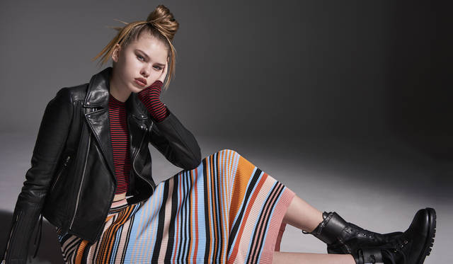 「レトロな配色のマルチボーダーが印象的なニットスカートは90's感満載。そのゆるっとしたシルエットを、レザーのライダースとブーツでハードに仕上げています」ジャケット17万9000円、カットソー1万6800円、スカート5万6000円、ブーツ7万5000円（すべてディーゼル ブラック ゴールド）その他スタイリスト私物