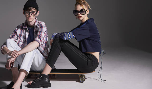 「色褪せたネイビーのTシャツにオンブレチェックのシャツ。クラッシュ感のあるケミカルウォッシュのジーンズでリラックス感のある着こなしに。ウィメンズは、ボーダーのロンTをミドリフ丈のショートトップスにレイヤード。アスレチックで軽快な装いです」（左）Tシャツ1万3800円、シャツ3万5000円、デニムパンツ4万6000円（すべてディーゼル ブラック ゴールド）、（右）下に着たTシャツ1万6800円、カットソー2万6000円、パンツ3万2000円（ディーゼル ブラック ゴールド 青山限定）、シューズ9万6000円（すべてディーゼル ブラック ゴールド）その他スタイリスト私物