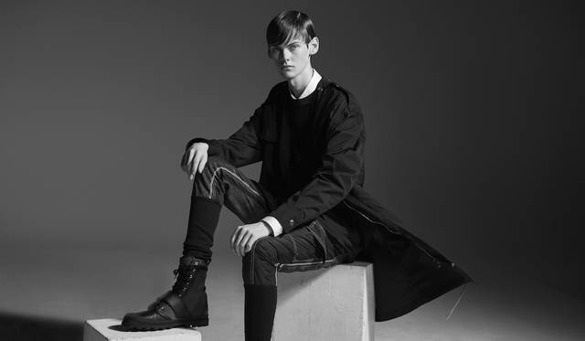 「パリッとしたハリのあるコートをメインにしたコーディネート。これだけ見るとハードですが、それをワイルドに着こなすのではなく、白シャツ×クルーネックのカットソーで制服のようなきちんと感を出しているのがポイントです」コート9万6000円、シャツ2万7000円、カットソー2万7000円、パンツ4万4000円、ブーツ7万2000円（すべてディーゼル ブラック ゴールド）