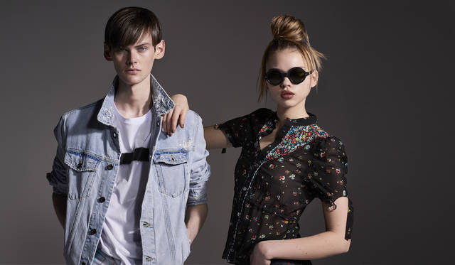 「大胆なプリントTシャツをハードウォッシュのジージャンと合わせたシンプルなスタイリング。ロックミュージシャンのように袖をたくし上げて着こなして。ウィメンズは、シースルーの小花柄ブラウス。ボディフィットで70'sなフィーリング。グランジを意識して、袖のリボンはあえて外して雑さを出して」（左）Tシャツ1万3800円、デニムジャケット6万3000円（ともにディーゼル ブラック ゴールド）（右）ブラウス5万2000円（ディーゼル ブラック ゴールド）その他スタイリスト私物