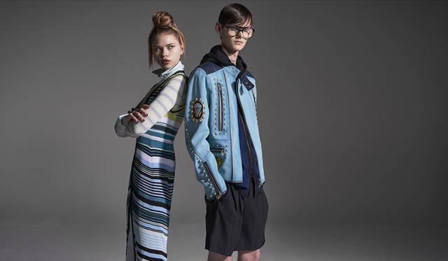 「ブルーの濃淡が爽やかな組み合わせです。ウィメンズはシャツワンピースの上にボーダーカットソーとニットワンピースを重ねたトリプルレイヤード。メンズは革ジャン、パーカに短パンと、グランジ映画『シングルス』のマット・ディロンのイメージで」（左）シャツワンピース3万5000円、カットソー1万6800円、ニットワンピース8万2000円（すべてディーゼル ブラック ゴールド）（右）ジャケット25万9000円、パーカ4万9000円、パンツ3万2000円（すべてディーゼル ブラック ゴールド）その他スタイリスト私物