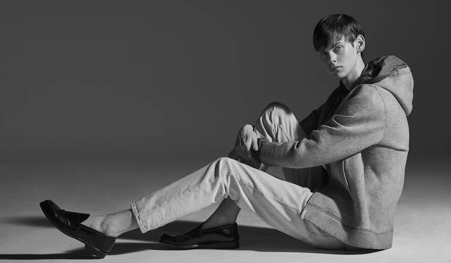 「Tシャツにウィンドブレーカーと霜降りグレイッシュなパーカを羽織り、素足にローファーという優等生ルック。全体的に淡いトーンでまとめているため、ぼんやり防止のヴィヴィッドなオレンジがポイントです」スウェットパーカ4万4000円、下に着たジャケット4万8000円、パンツ3万5000円（すべてディーゼル ブラック ゴールド）その他スタイリスト私物