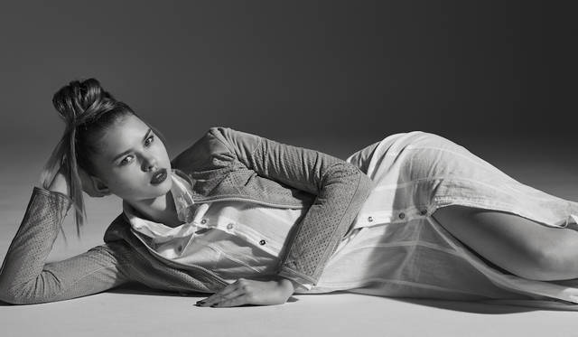 「ライトブルーのパンチングレザーブルゾンに、透け感のある白のロングシャツワンピース。セクシーでありながら清潔感のある着こなしです」ジャケット15万4000円、シャツワンピース3万5000円（ともにディーゼル ブラック ゴールド）