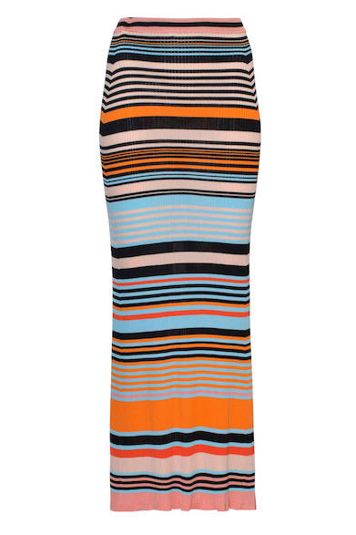 90'sなグランジムード満載のマルチボーダーロングスカート。リラックスしたニット素材で着心地も抜群。同素材のトップスと合わせたセットアップスタイルもおすすめ。スカート5万6000円（ディーゼル ブラック ゴールド）