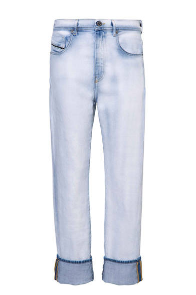 ハイブリーチを施したデニムは軽快な印象で春夏のコーディネートにぴったり。ルーズすぎないボーイフレンドシルエットで、こなれた印象に。デニムパンツ3万2000円（ディーゼル ブラック ゴールド）