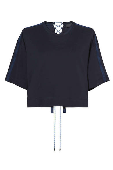 ボクシーフィットのクロップド丈と、ラフなゆったり感が魅力のカットソー。異素材の組み合わせやバックサイドにあしらわれたストリングなどが軽快でスポーティなムード。カットソー2万6000円（ディーゼル ブラック ゴールド）