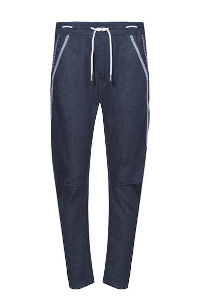 ウエストのドローコードがこなれた印象のデニムパンツは、適度にテーパードされたシルエットがモダンな一本。デニムパンツ3万5000円（ディーゼル ブラック ゴールド）