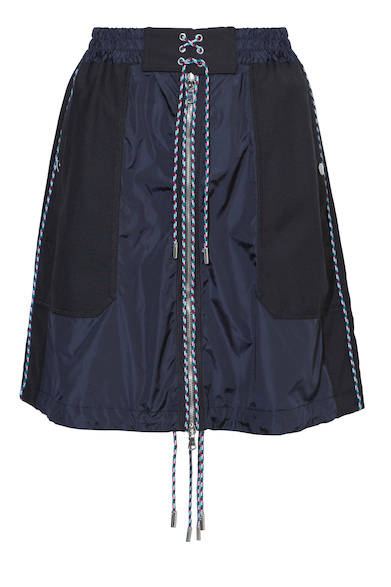 クールウールとテクニカルなナイロンの異素材ミックスがパッチワークで表現されたユニークなスカート。マルチカラーのドローコードとフロントジップがいいアクセントになっている。スカート4万9000円（ディーゼル ブラック ゴールド）