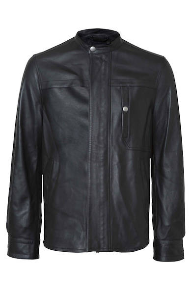 上質で柔らかなラムスキンを採用したレザージャケット。ノーカラーなのでハードになりすぎず、羽織るだけで上品に決まる。ジャケット17万9000円（ディーゼル ブラック ゴールド）