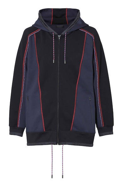 身頃や袖にパイピングを施し、グラフィカルなデザインに仕上げたジャケット。スポーティでありながら品のある大人のカジュアルスタイルに。パーカ5万6000円（ディーゼル ブラック ゴールド）